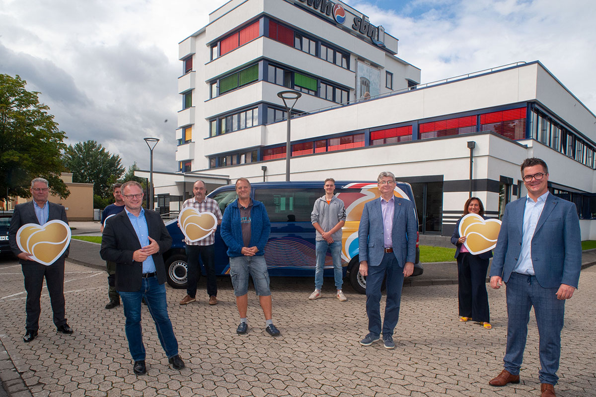 Den Transporter-Bus bergaben der Stadtvorstand mit OB Jan Einig, Brgermeister Peter Jung und Ralf Seemann im Beisein der Prokuristen Andrea Haupt, Frank Schneider und Thomas Endres sowie Thorsten Reuschenbach und Lars Heitmann als Vertreter der Belegschaft von SWN und SBN. Foto: SWN