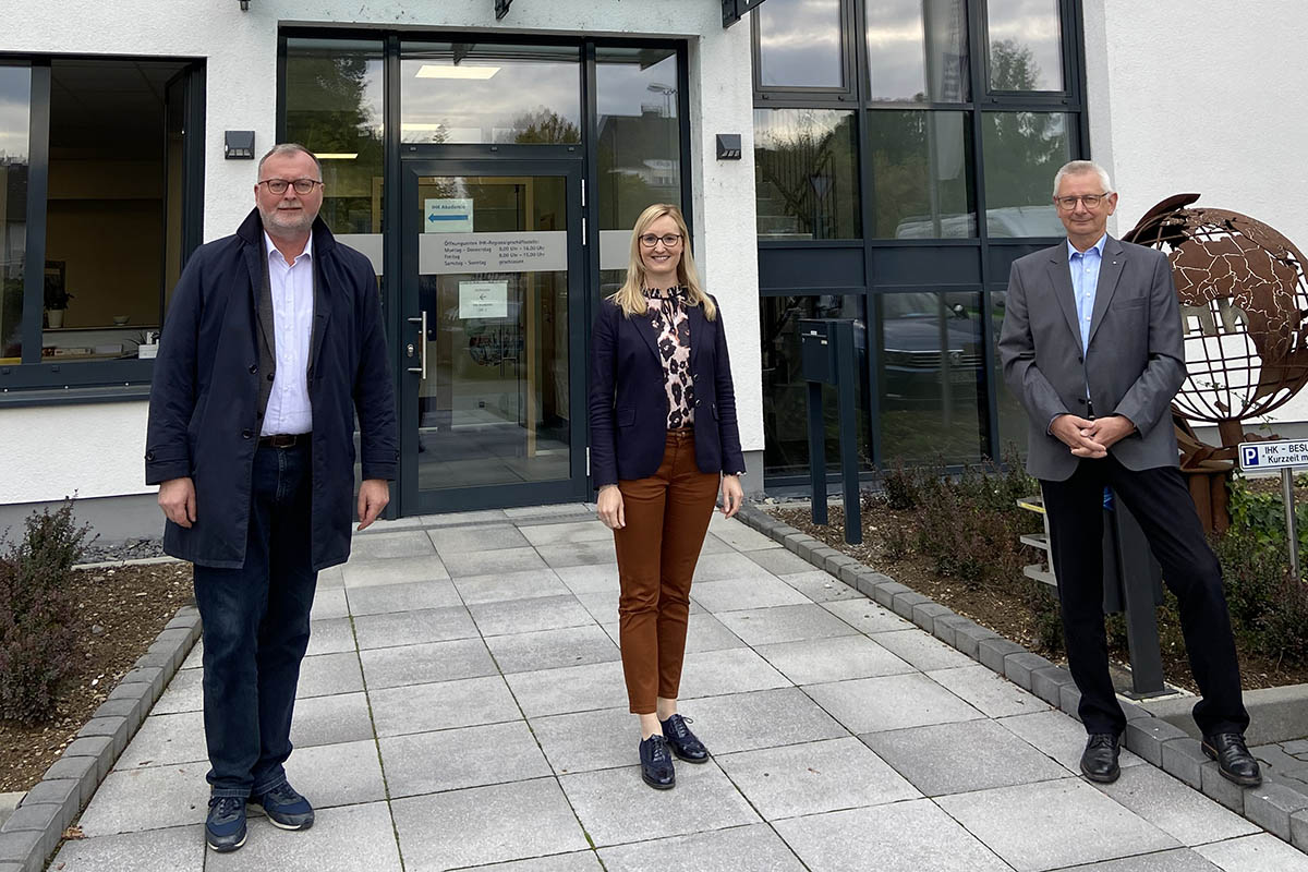 Von links: Karl-Ernst Starfeld (Geschftsfhrer der Agentur fr Arbeit), Kristina Kutting (IHK-Regionalgeschftsfhrerin fr die Landkreise Altenkirchen und Neuwied) und Helmut Neitzert (Bereichsleiter der Agentur fr Arbeit). Foto: IHK Koblenz