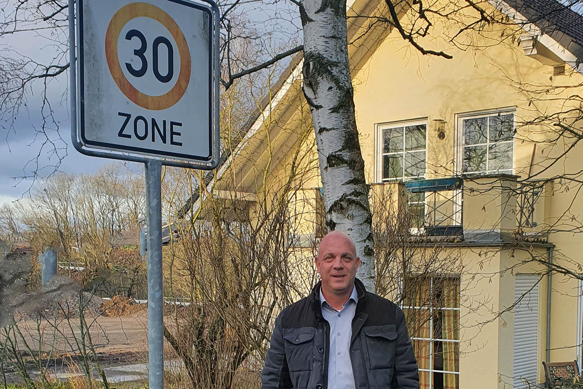 Ortsbrgermeister Martin Buchholz besichtigt im Rahmen eines Ortstermins die umgesetzte Manahme. Bildquelle: Thassilo Falkenau.