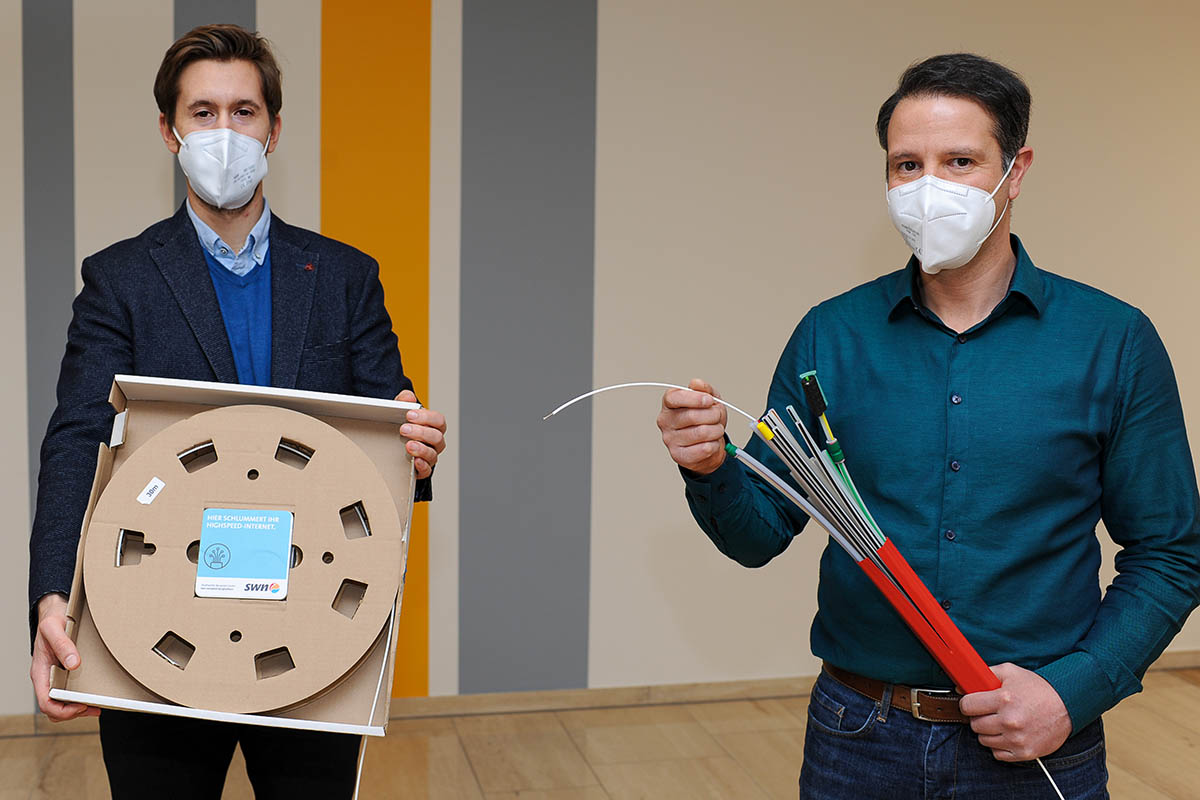 Philipp Da Costa (links) zeigt das im Preis enthaltene Paket. Wie das in der Strae aussieht, zeigt Teamleiter Christoph Krner. Foto: SWN