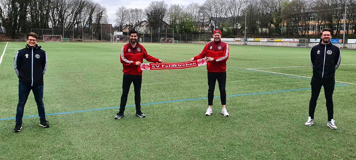 Co-Trainer Daniel Hof (links) Abteilungsleiter Bene Stollhof (2. Von links) mit dem Rckkehrer Fabian Frings und Coach Stefan Linnig (rechts). Foto: privat