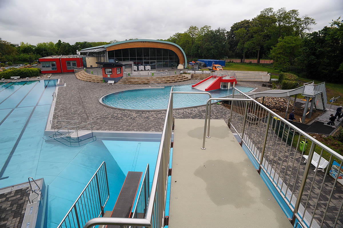 Noch hngen dicke Wolken ber dem Freibad der Deichwelle, aber die Mitarbeiter sind fr die ffnung am 2. Juni vorbereitet. An der neuen Wellenrutsche (rechts im Bild) werden noch die letzten Pflasterarbeiten erledigt.