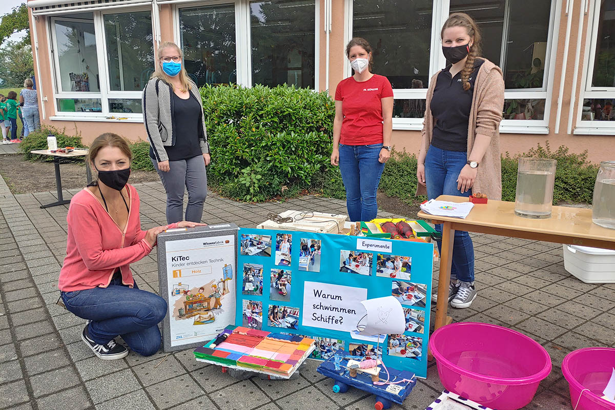 Von links: Gerhild Lbker (Schulleiterin an der Grundschule Heddesdorfer Berg), Laura Schaaf (kommunale Bildungsmanagerin/Bildungsmonitorerin), Indra Gnster und Kristin Koch (Lehrerinnen an der Grundschule Heddesdorfer Berg). 