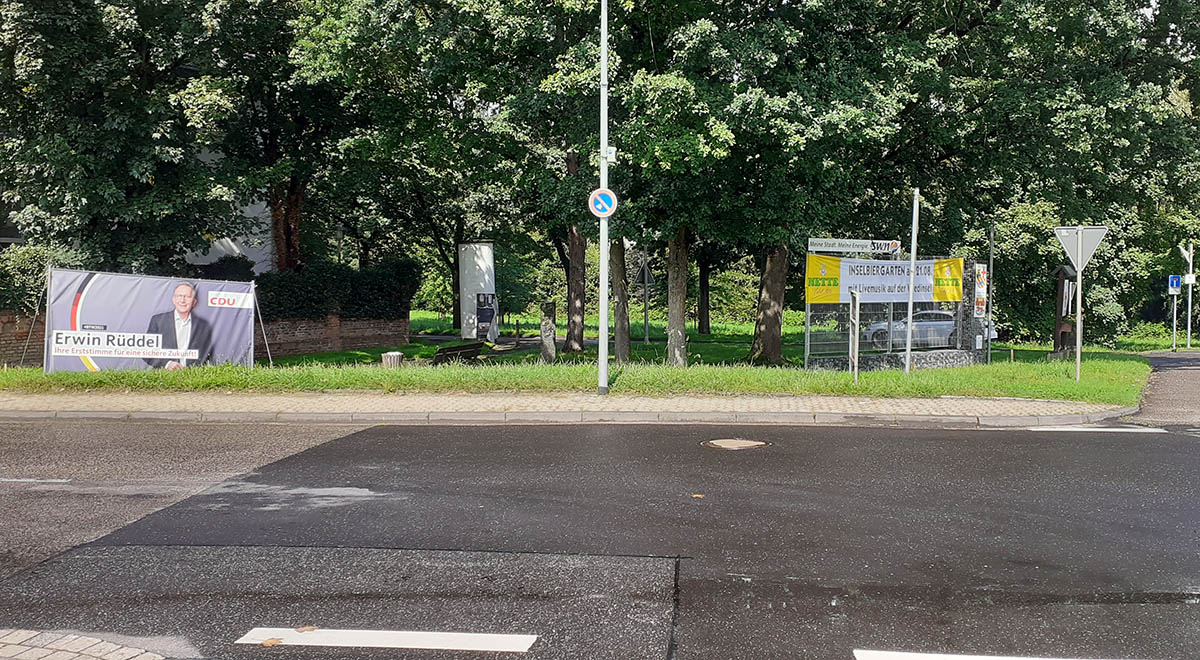 Blick auf das verschobene CDU-Werbeplakat Ecke Neuer Weg/Aubachstrae in Niederbieber.  Foto: Wolfgang Hardt