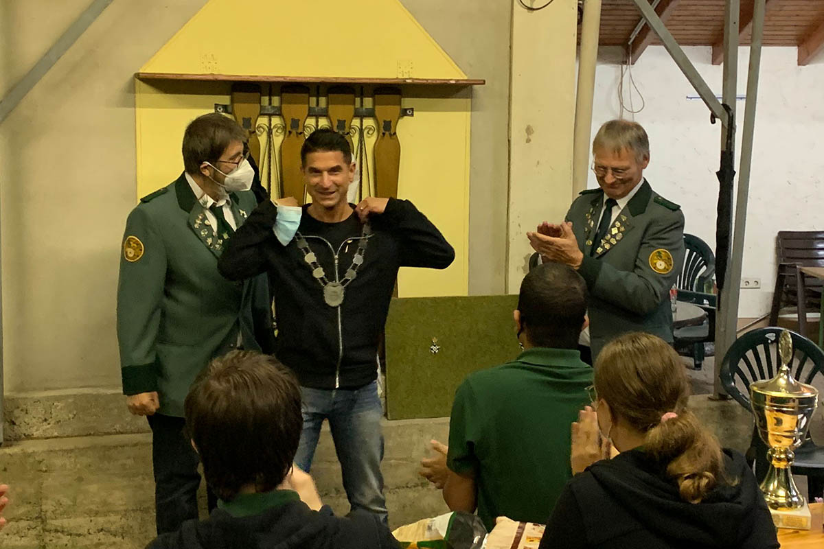 Michael Brandt erhlt die Knigskette von Sportwart Hagen Grnert. Fotos: M. Ternes