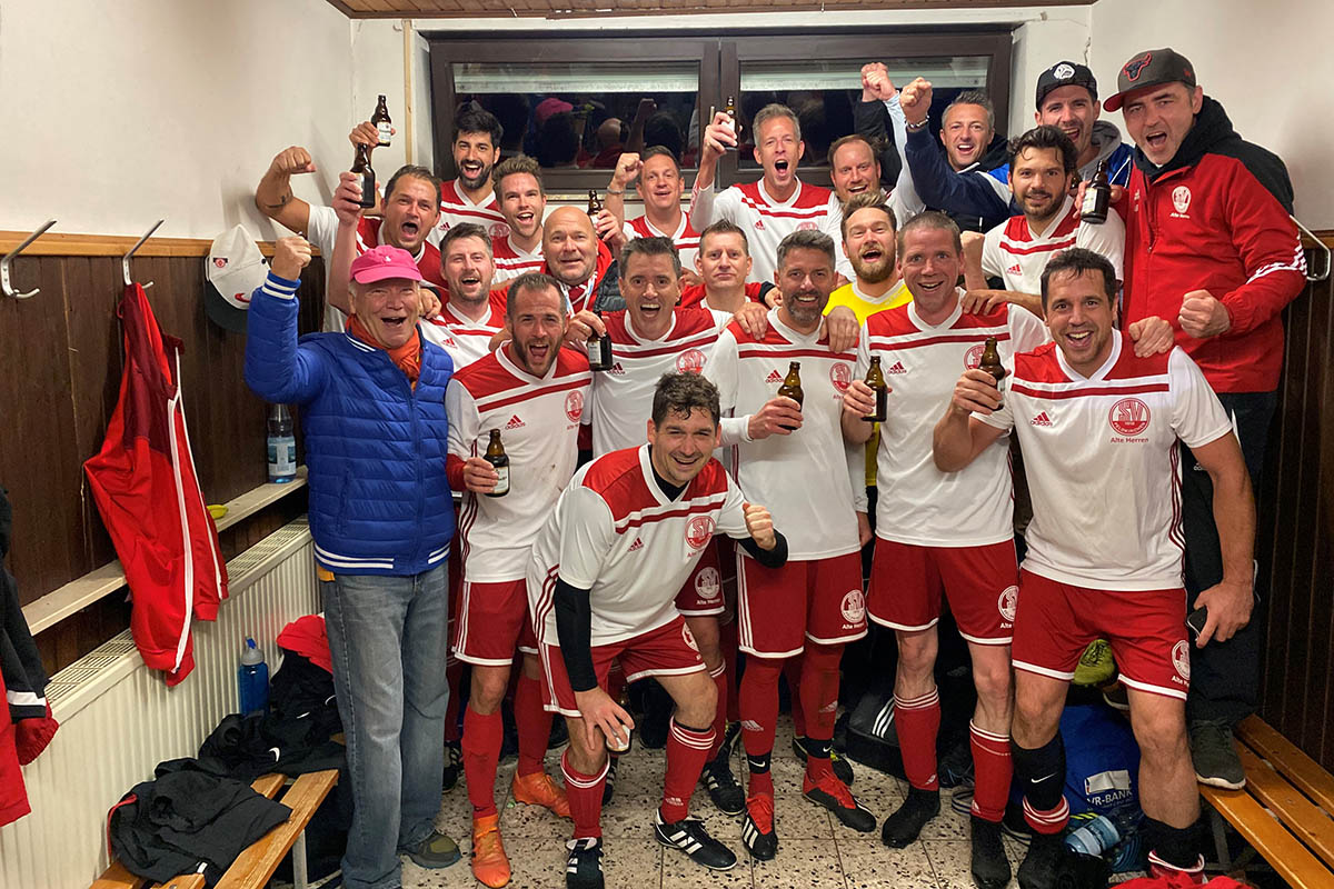 Das siegreiche 35-Team des SV Feldkirchen feiert den Rheinlandpokal-Achtelfinaleinzug. Foto: Verein