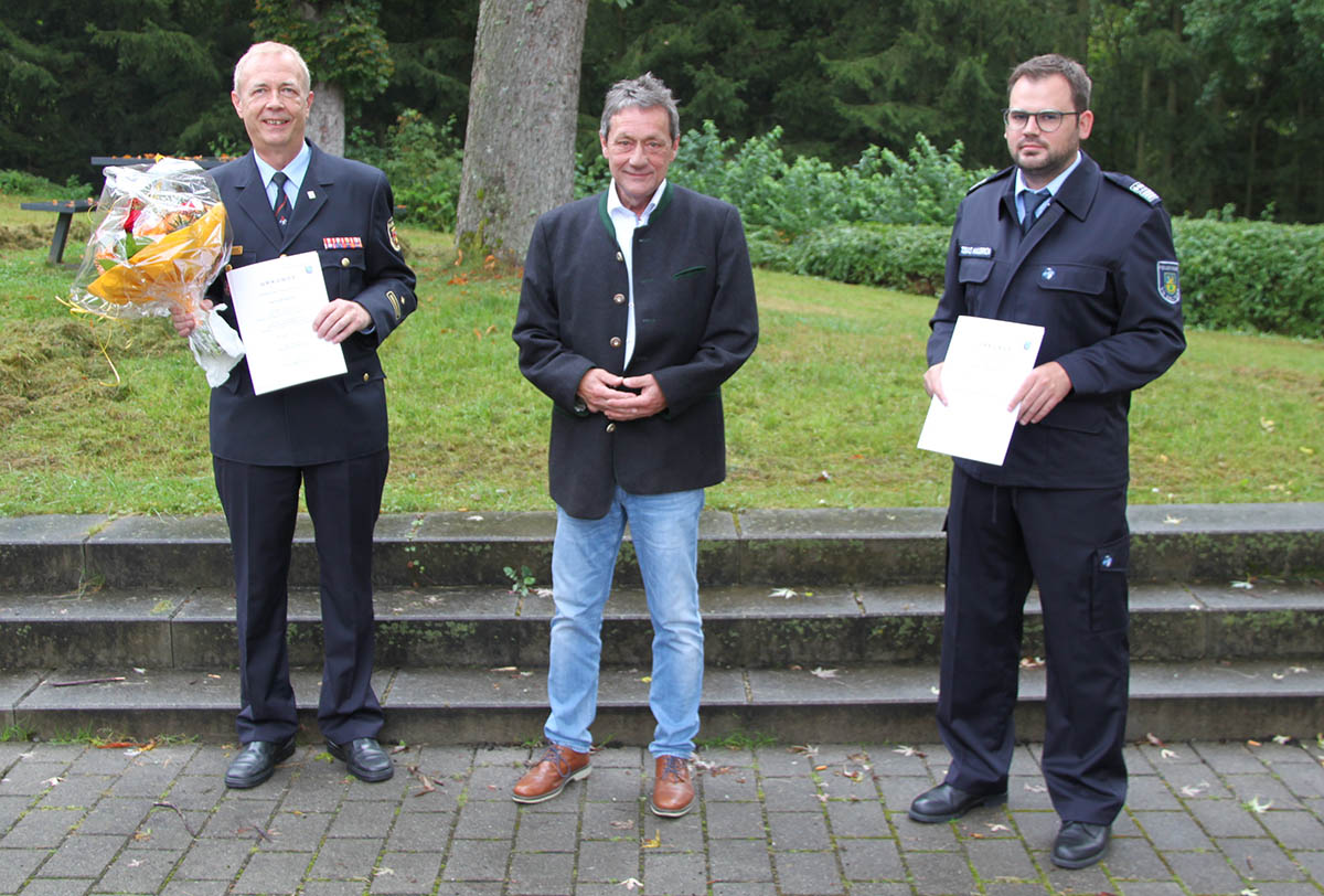 Landrat Schwickert (Bildmitte) mit dem scheidenden Brand- und Katastrophenschutzinspekteur Axel Simonis sowie dessen Nachfolger Tobias Haubrich. Foto: Pressestelle der Kreisverwaltung