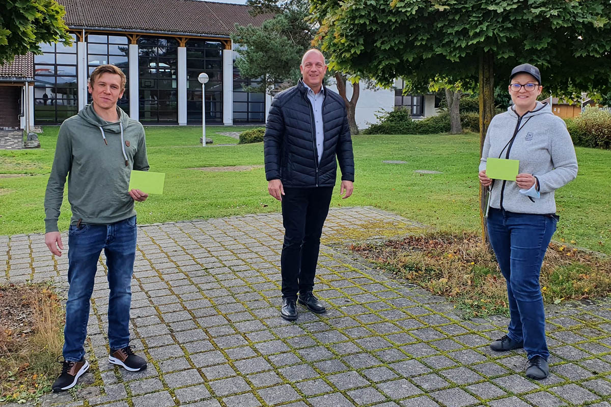 Von links: Mathias Greese, Martin Buchholz und Christin Retschela bei der bergabe der Gutscheine. Foto: Ortsgemeinde Windhagen