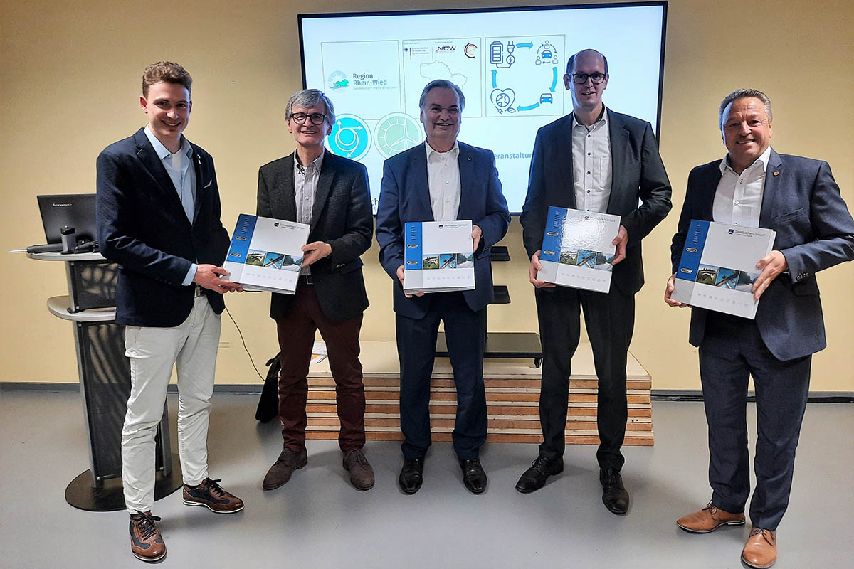 bergabe der Konzepte an die Brgermeister. Von links: Benjamin Dietz (Steinbacher Consult), die Brgermeister H.G. Fischer (Linz), Karsten Fehr (Unkel), Jan Ermtraud (Bad Hnningen) und Hans-Werner Breithausen (Rengsdorf-Waldbreitbach). Foto: privat