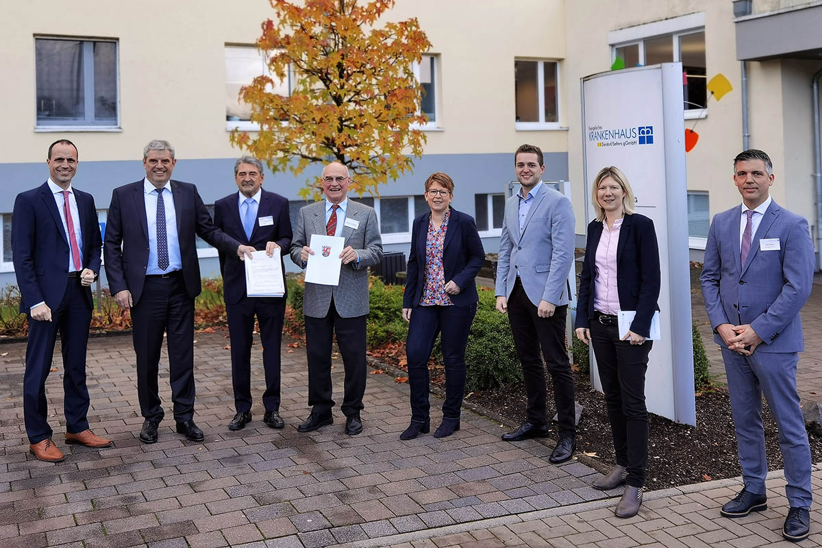 Von links: Minister Clemens Hoch, Guido Wernert (KHDS-Geschftsfhrer), Dr. med. Reinhold Ostwald (rztlicher Direktor), Rolf-Peter Leonhardt (KHDS-Verwaltungsratsvorsitzender), MdB Dr. Tanja Machalet (SPD), MdB Martin Diedenhofen (SPD), MdL Jenny Gross (CDU) und Jrg Geenen (stv. KHDS-Geschftsfhrer). Foto: Krankenhaus