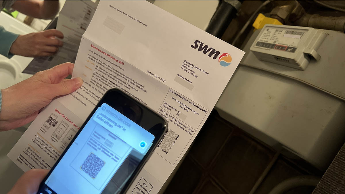 Am schnellsten geht es mit dem Smartphone: Mit dem QR-Code kommt man direkt ins Portal und kann den Zhlerstand eingeben. Foto: SWN