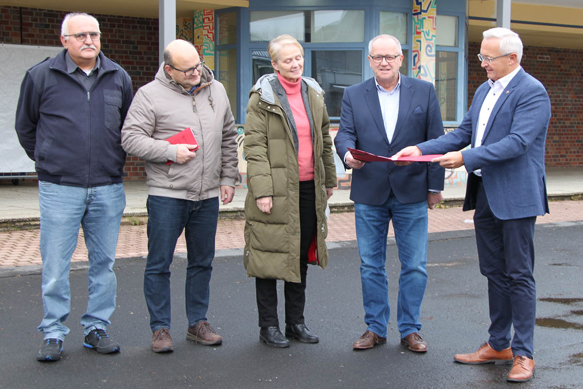 Die Landrte Achim Hallerbach und Dr. Peter Enders (Altenkirchen) sowie die hauptamtliche Erste Kreisbeigeordnete Gabriele Wieland (Westerwaldkreis) freuen sich gemeinsam mit den Impfkoordinatoren Peter Deipenbrock und Burkhard Haubrich ber das zustzliche Impfangebot der drei Landkreise (von rechts). Bild: Pressestelle Westerwaldkreis