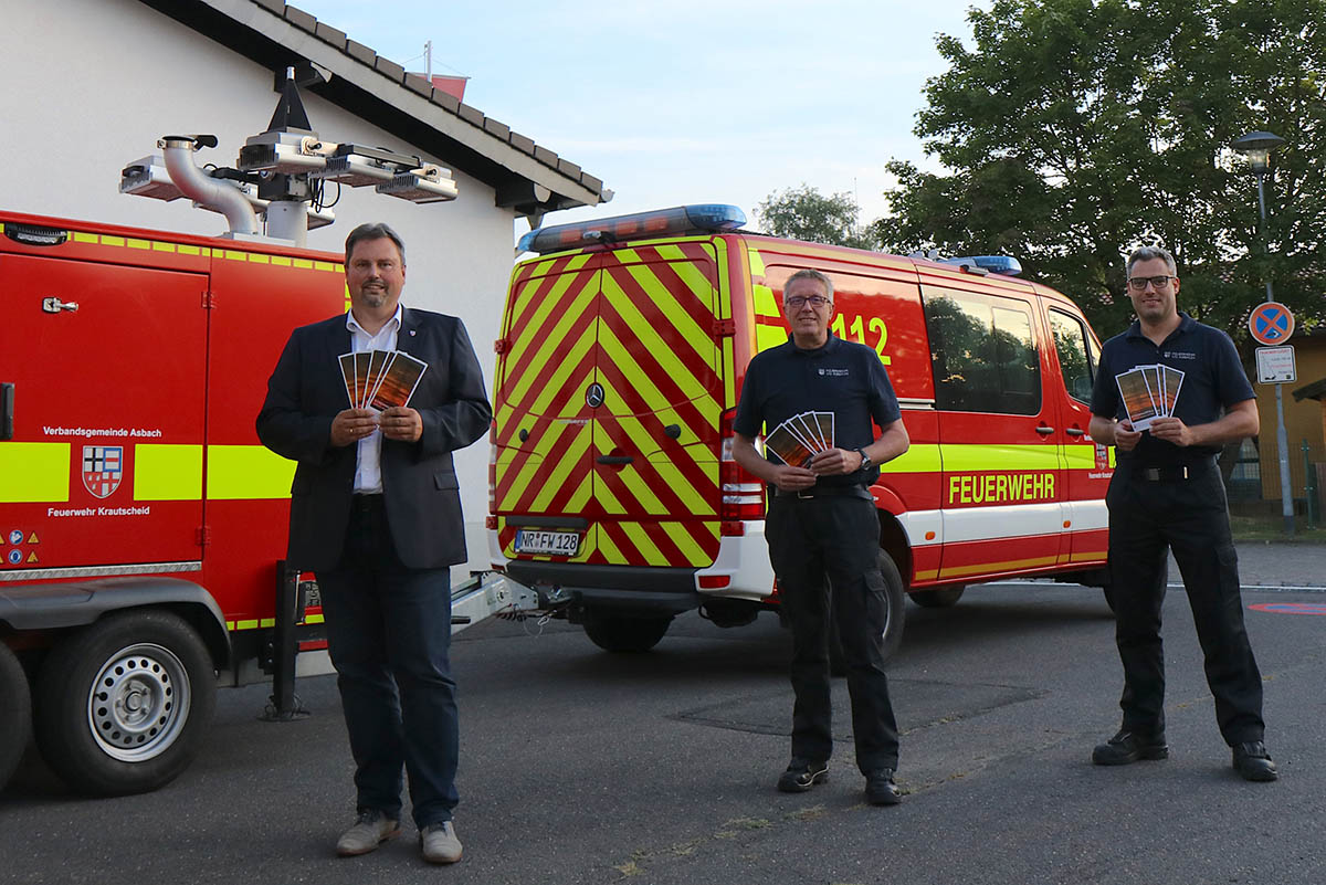 Von links: Brgermeister Michael Christ, Wehrleiter Arnold Schcke und Pressesprecher Tim Wessel stellen den neuen Flyer vor. Foto: Feuerwehr VG Asbach