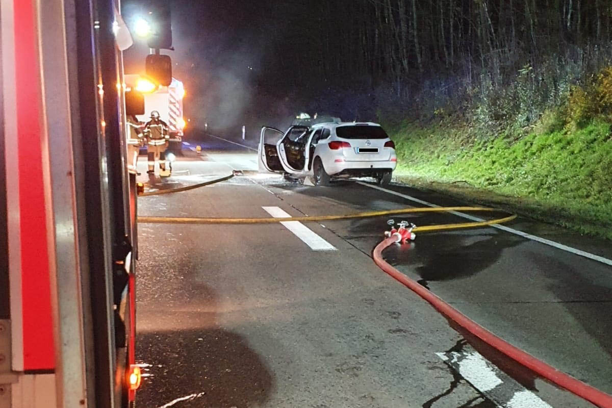 Feuerwehr Neustadt lscht brennenden PKW auf der A3 