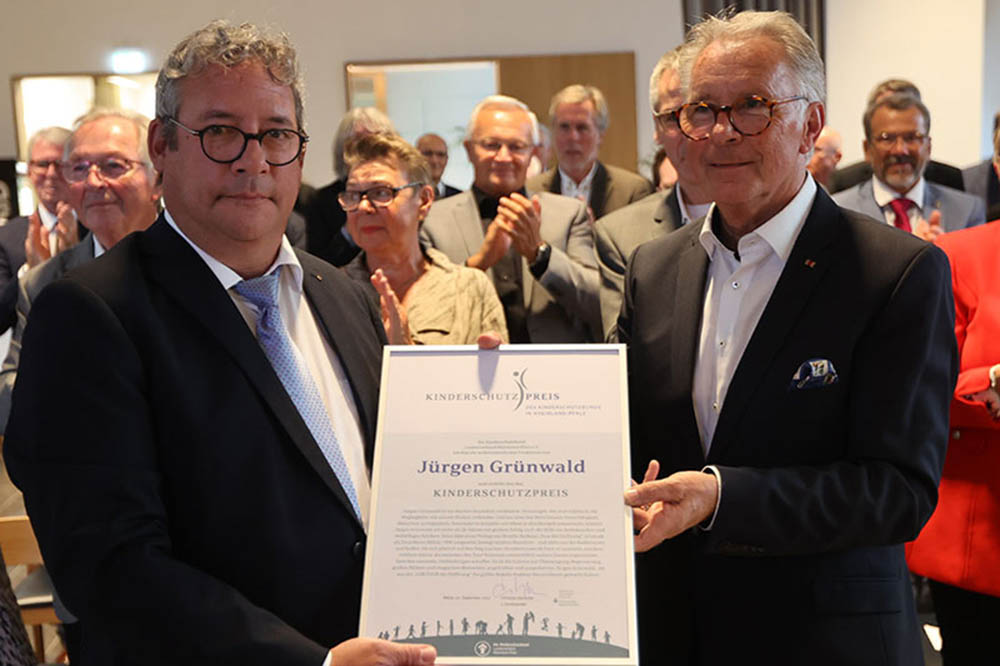 Jrgen Grnwald, Grnder der Benefiz-Radtour Vor-Tour der Hoffnung (rechts) und Christian Zainhofer, Vorstandsvorsitzender des Kinderschutzbundes Landesverband Rheinland-Pfalz. Foto: Kinderschutzbund, Landesverband Rheinland-Pfalz