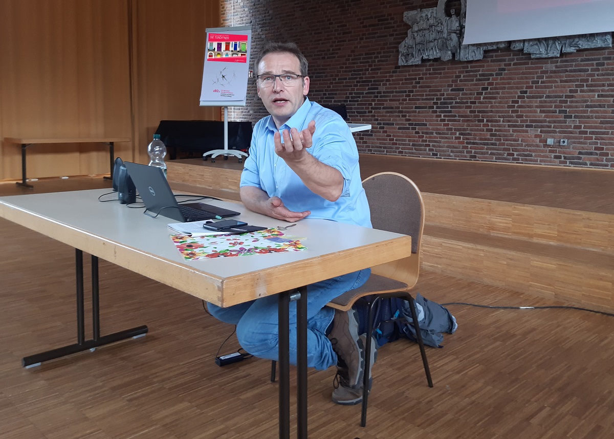 CKD-Referent Ulrich Bll berichtete auf Einladung des Caritasverbandes beim Ehrenamtstreffen im Forum St. Peter in Montabaur vom Projekt Die Trffner und stand den Teilnehmenden Rede und Antwort. (Foto: privat)