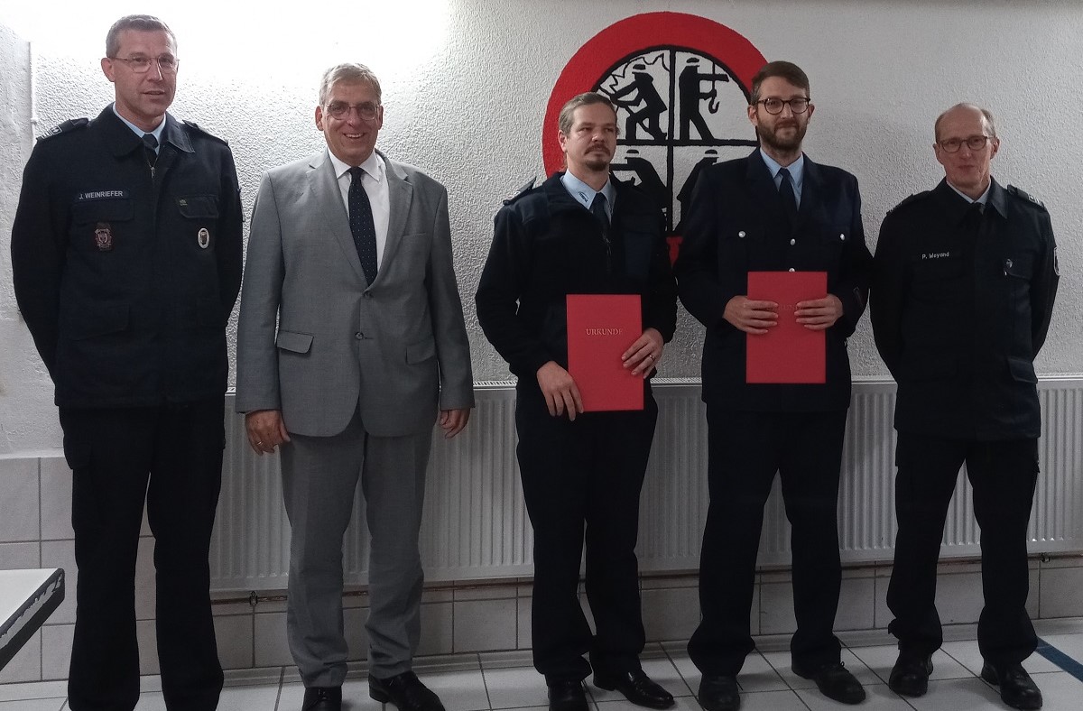 Matthias Jger (Zweiter von rechts) ist der neue Lschgruppenfhrer der Freiwilligen Feuerwehr Horressen-Elgendorf: Er lst damit Manuel Mller (rechts) ab, der seit elf Jahren das Amt innehatte. (Foto: Freiwillige Feuerwehr Horressen-Elgendorf)