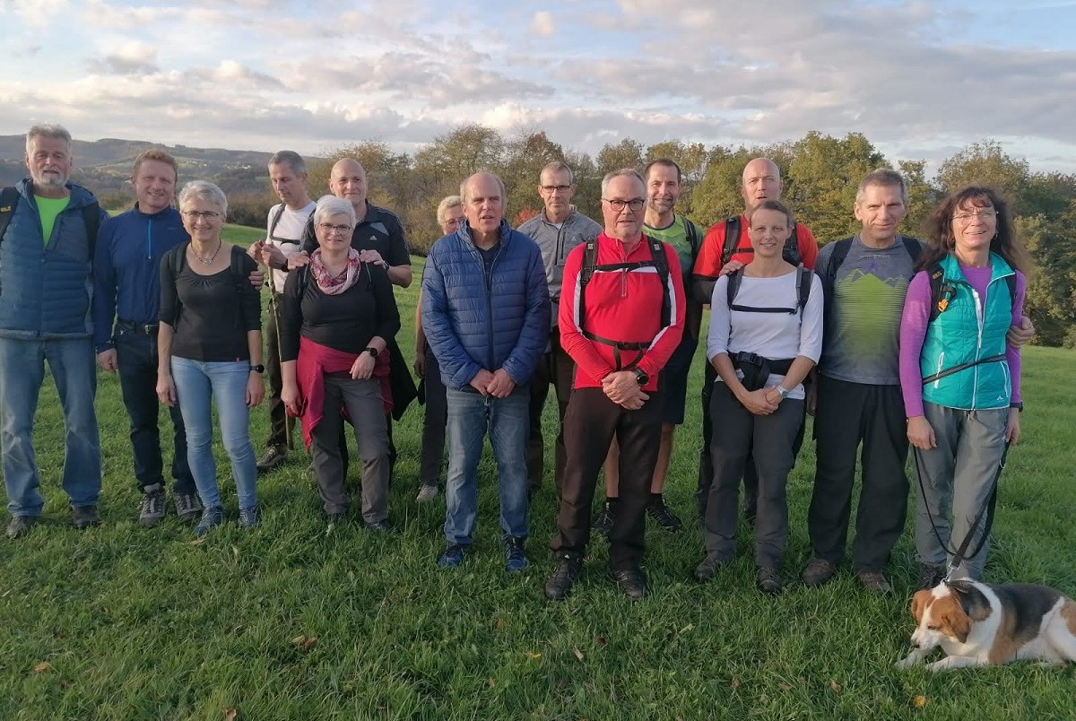 Seit 1996 ist der Lauftreff Puderbach einmal im Jahr wandernd unterwegs. Lediglich 2020 wurde ausgesetzt. Zur 25jhrigen Jubilumswanderung hatte Karl-Werner Kunz (ganz links) diesmal den vielfach ausgezeichneten Wller Tour Brenkopp ausgesucht. (Foto: Heike Blum/LT Puderbach)