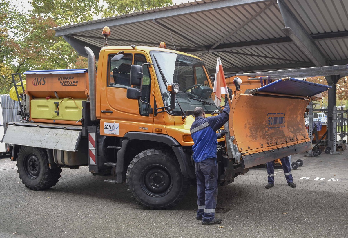 Die SBN haben mehrere Fahrzeuge mit Rumschildern im Einsatz. Sind Straen blockiert, weil die notwendige Durchfahrtsbreite durch parkende Fahrzeuge fehlt, sind auch die SBN machtlos und der Schnee bleibt liegen. (Foto: Stadtwerke Neuwied)