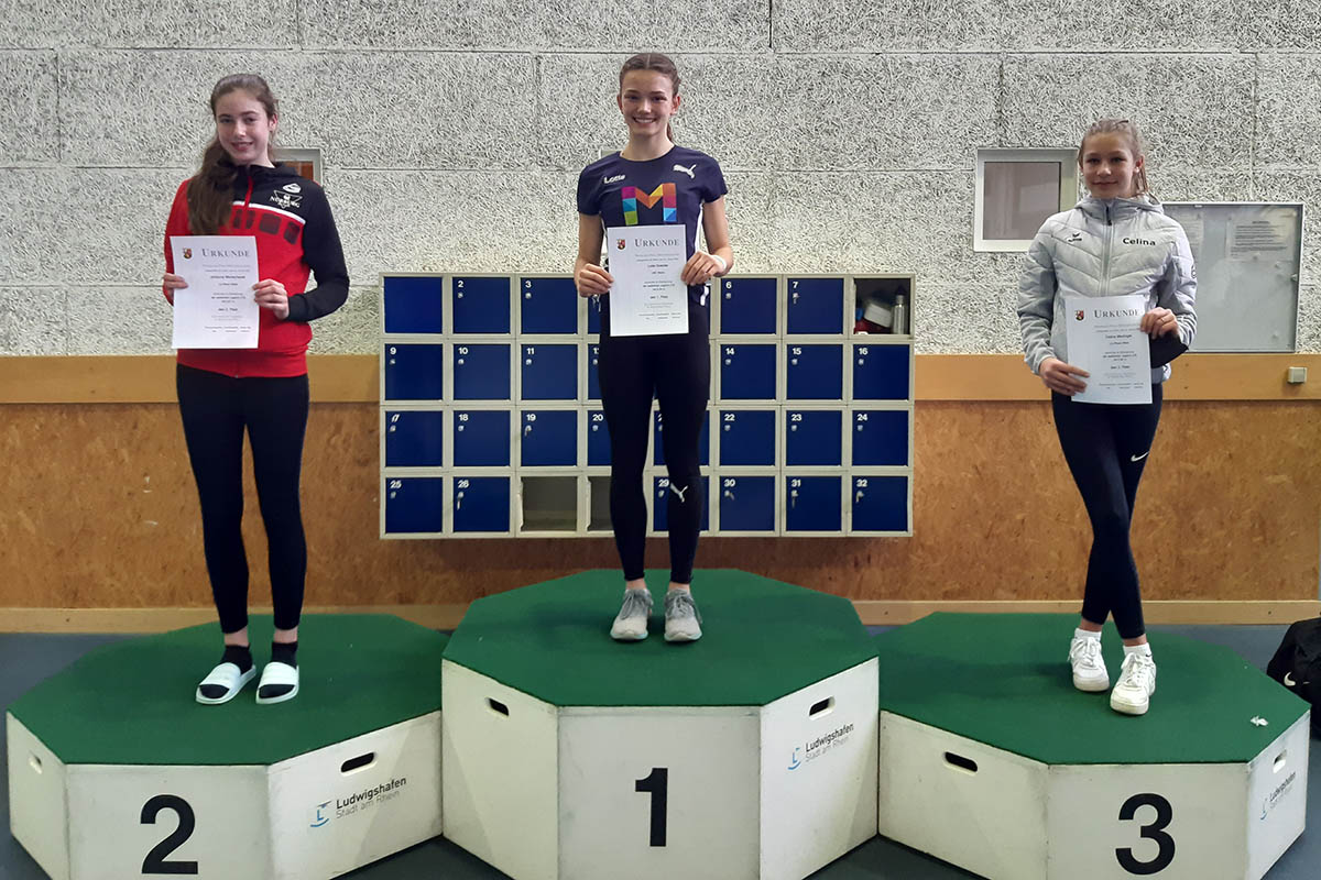 Johanna Monschauer (links) und Celina Medinger (rechts) belegten bei den U16-Wettkmpfen in Ludwigshafen die Pltze zwei und drei im Weitsprung.  Foto: LG Rhein-Wied