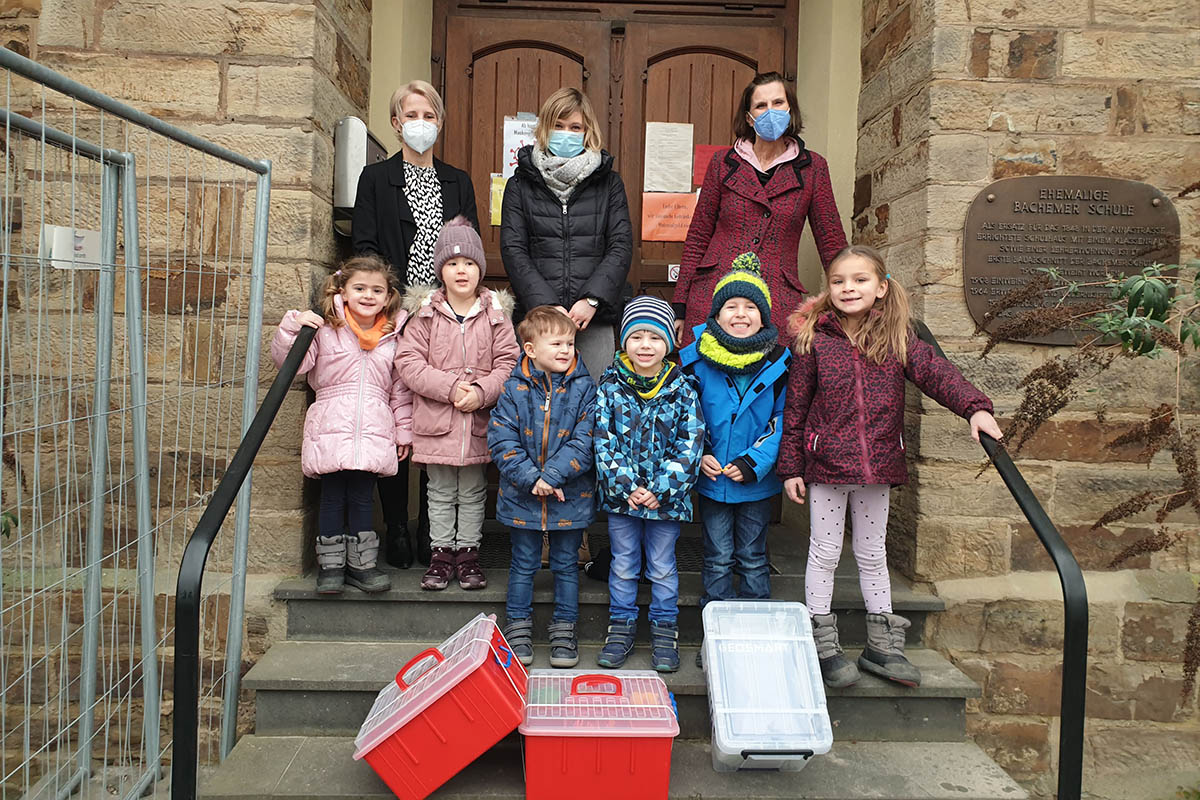 Links Anja Thilmann, Nadine Sonntag, Dr. Sylvia Brathuhn und eine Gruppe Kinder aus der bergangsunterkunft der Rappelkiste. Foto: Lions Club