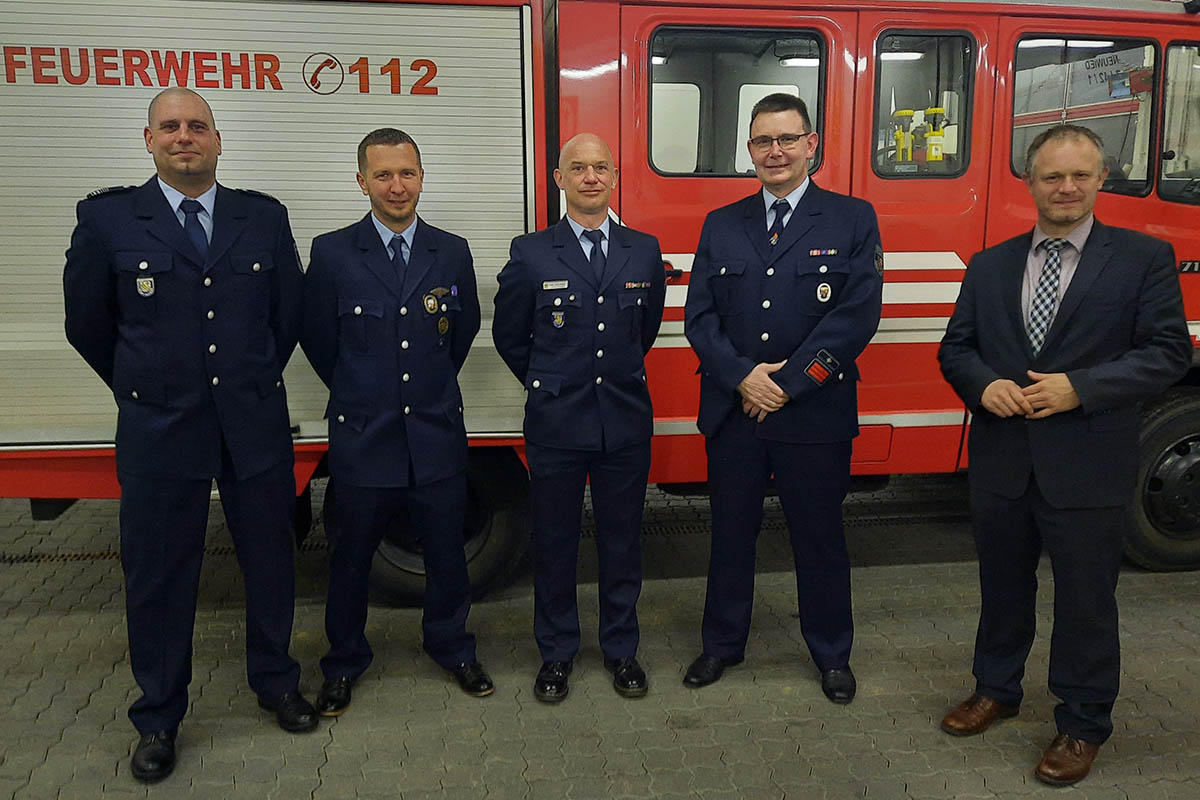 Der neue Oberbieberer Lschzugfhrer Maik Steinebach (Mitte) lst seinen Vorgnger Andreas Gra (2. v. re.) ab. Die Ablsung Oberbrgermeister Jan Einig (re.), hier mit Neuwieds Wehrleiter Kai Jost (li.) und dem stellvertretenden Oberbieberer Lschzugfhrer Phillipp Zimmermann. Foto: Feuerwehr