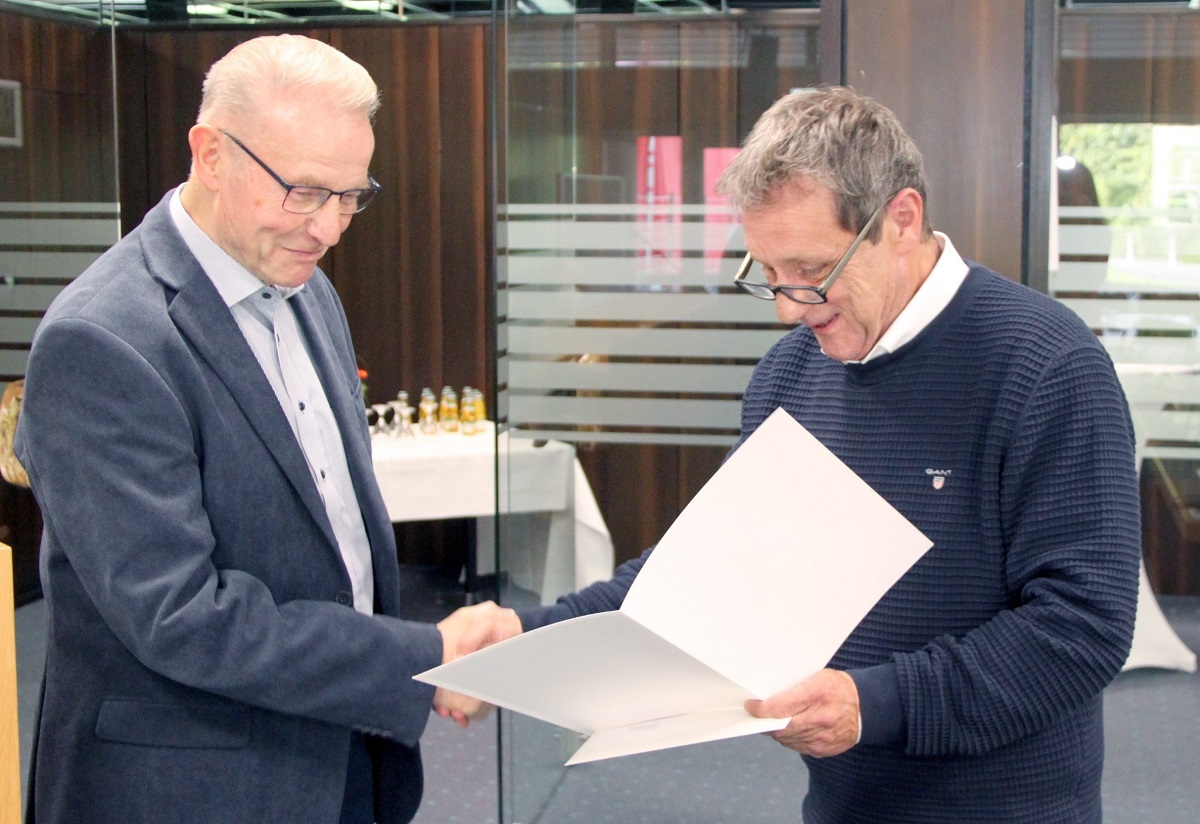 In feierlichem Rahmen berreichte Landrat Achim Schwickert die Ehrennadel des Landes Rheinland-Pfalz an Edwin Stoll aus Wengenroth (Ortsteil Westerburg). (Foto: Pressestelle der Kreisverwaltung)