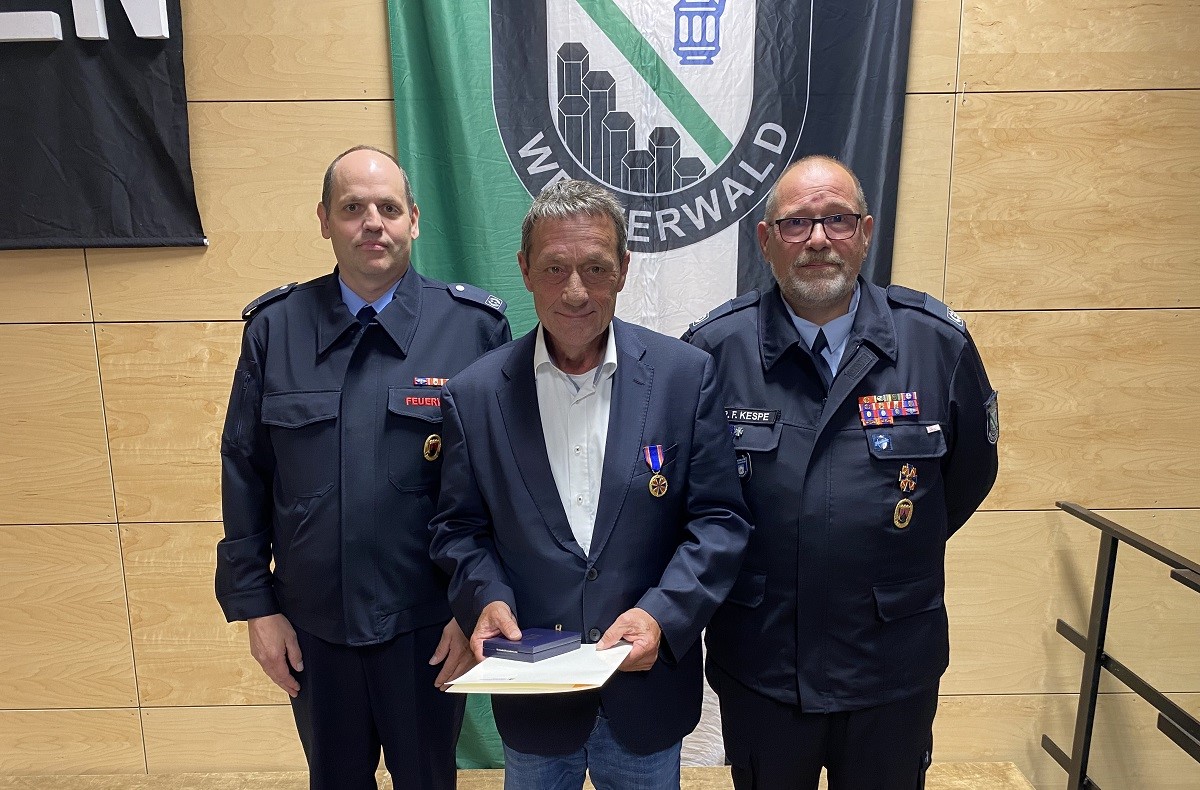 Michael Itzek (links) und Ralf Felix Kespe (rechts) freuen sich gemeinsam mit Landrat Achim Schwickert (Foto: Kreisfeuerwehrverband)