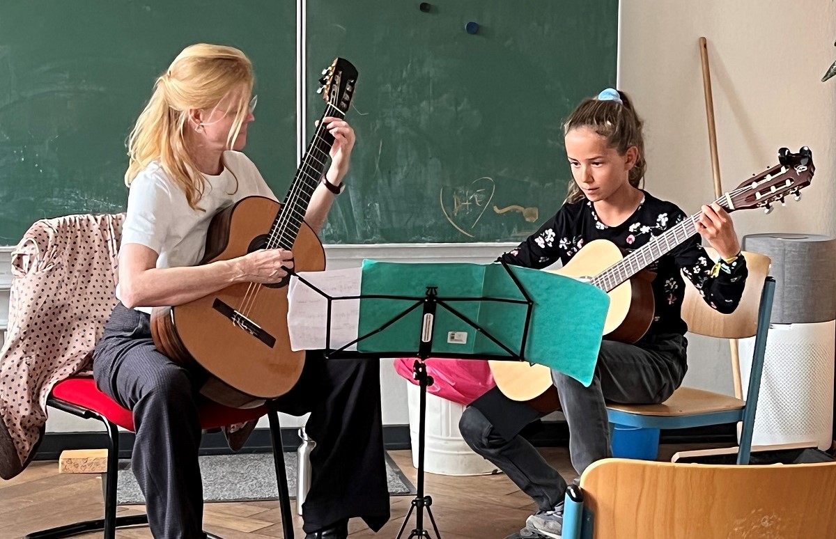 Die Gitarrenschlerin Juna Bcker war zu Gast beim Hamburger Gitarrenfestival und wurde durch Dozentin Prof. Dr. Eva Beneke unterrichtet. (Foto: Pressestelle der Kreisverwaltung)