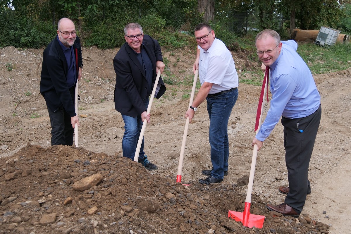 In der Deichwelle Neuwied symbolisieren (v.l.n.r.) Michael Krose, Geschftsfhrer der Deichwelle, Architekt Wolfgang Geil, SWN-Geschftsfhrer Stefan Herschbach und Oberbrgermeister Jan Einig den ersten Spatenstich fr den Anbau eines Lehrschwimmbeckens und Sprayparks fr Familien mit Kindern. (Foto: Dennis Steinhardt/SWN)