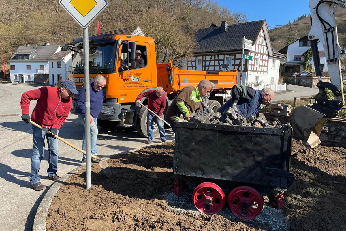 Projekt gelungen. Eine Gruppe gestaltete einen Teil der Parkanlage, die �ber die Ma�bach f�hrt, neu. Foto: Rudolf Boden   

