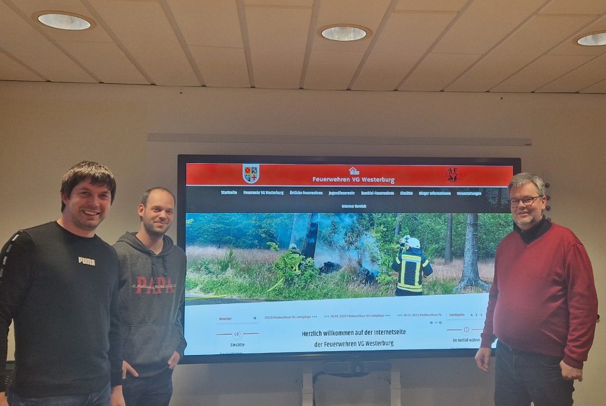 Von links: Patrick Schfer (Pressesprecher), Niklas Mohr (Pressesprecher), Markus Hof (Brgermeister VG Westerburg). (Foto: Feuerwehren VG Westerburg)