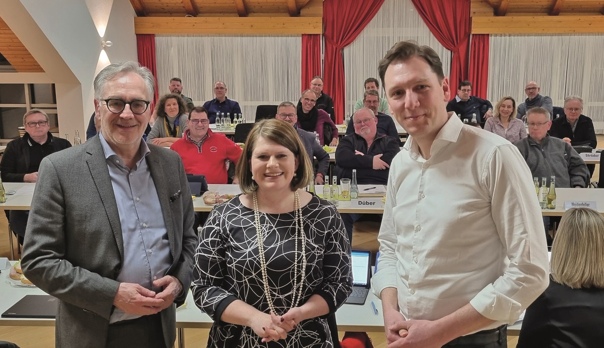 In der Ortsbrgermeisterkonferenz am 8. Mrz stellten Christoph Meurer, Geschftsfhrer Meridiam (rechts) und Rolf-Peter Scharfe, Leiter Glasfaser-Kooperationen Vodafone (links), die Detailplanung des Glasfaserausbaus vor. Am Ende gaben alle Anwesenden grnes Licht fr das Projekt, worber sich die Brgermeisterin der VG, Alexandra Marzi (Bildmitte), sehr freute. (Foto: Annette Brach/VG Wirges)