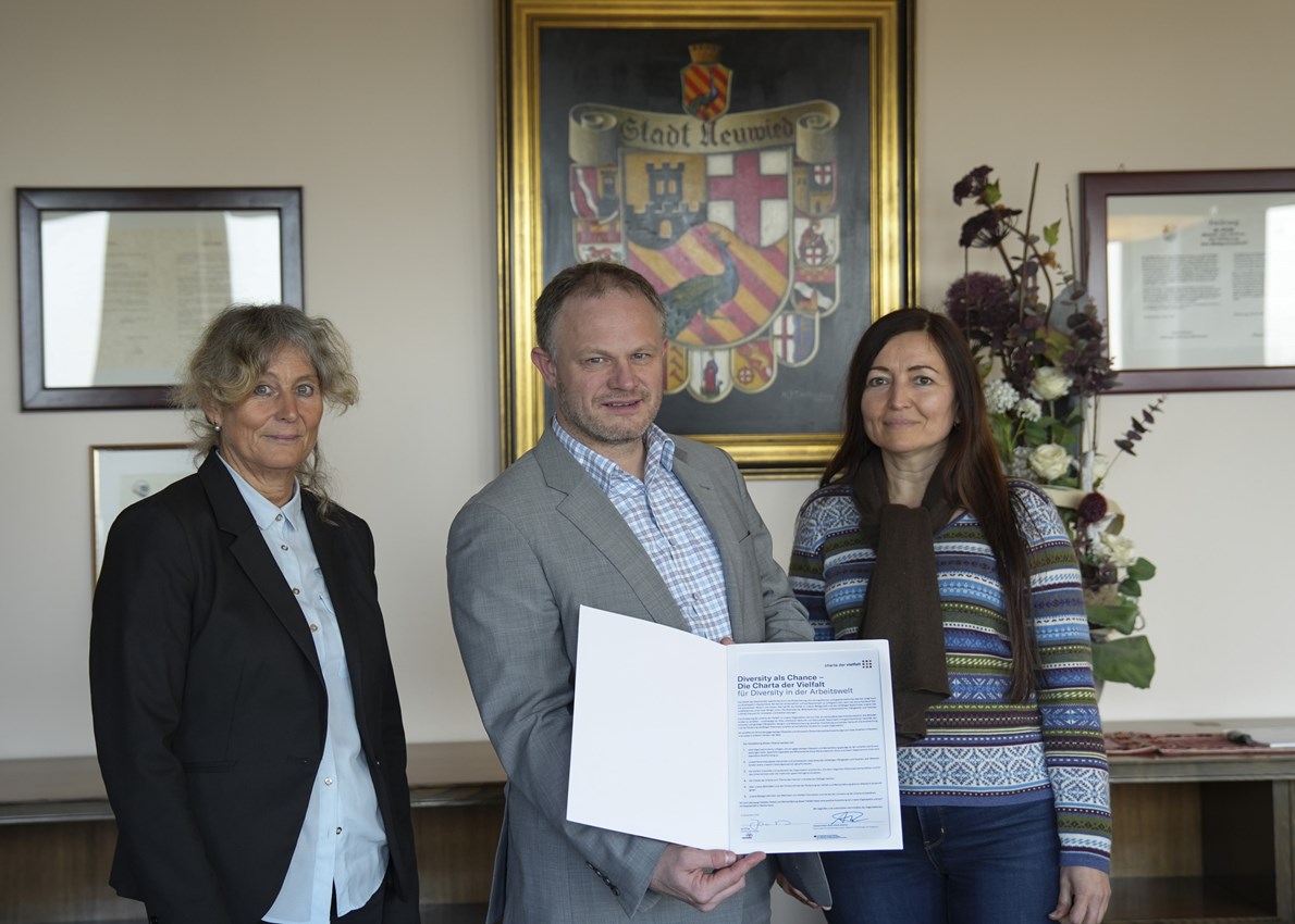 Ein sichtbares Zeichen fr Vielfalt und Toleranz: Gleichstellungsbeauftragte Astrid Thol. Oberbrgermeister Jan Einig und Integrationsbeauftragte Dilorom Jacka mit der unterzeichneten Charta der Vielfalt. (Foto: Stadt Neuwied/Maxie Meier)