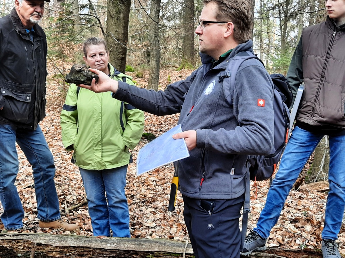 Christoph Eul  gilt als ausgewiesener Kenner der regionalen Bergbaugeschichte. Auf unserem Foto hlt er einen Eisenstand in der Hand, der in Obersteinebach gefunden wurde. (Archivfoto: Rolf Schmidt-Markoski)