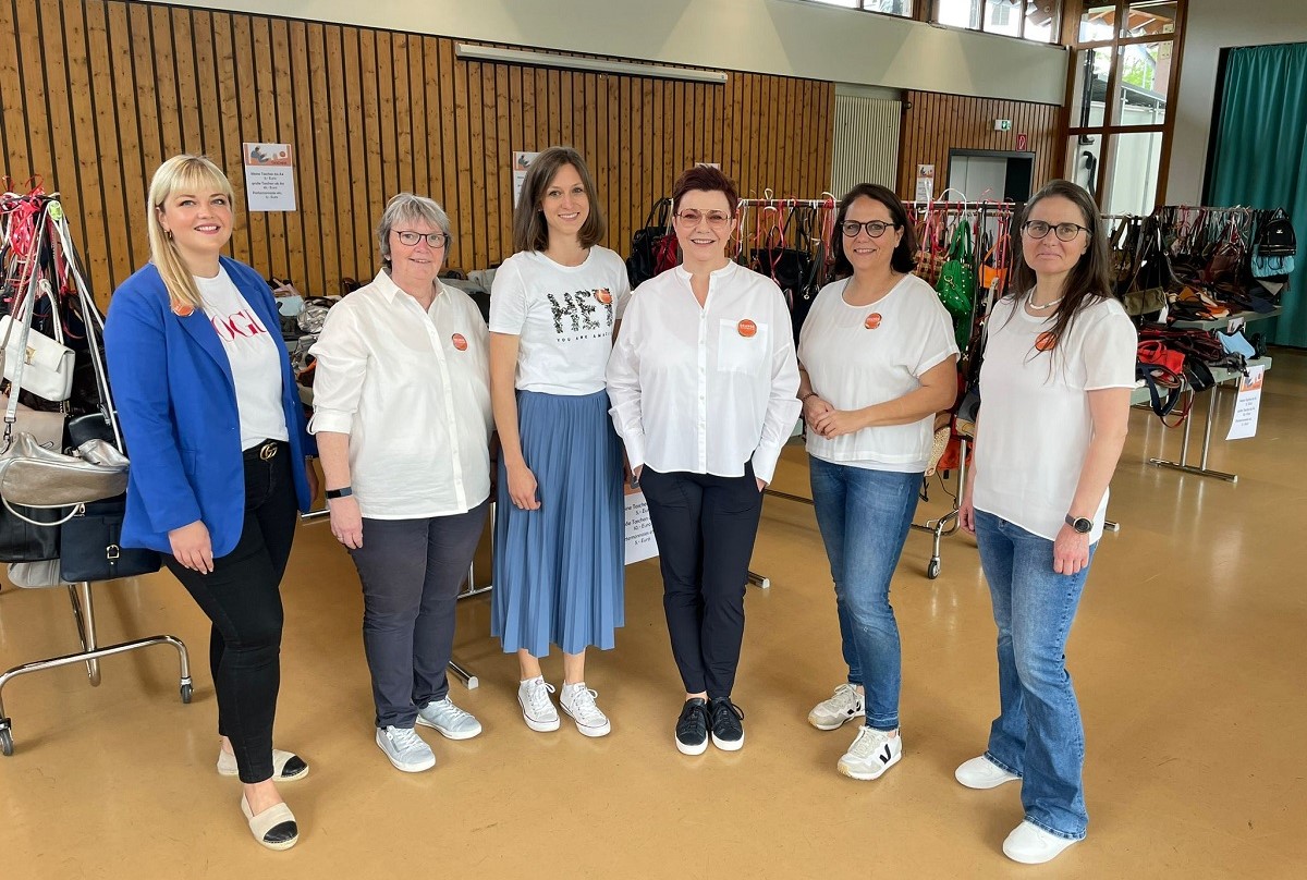 Die Organisatorinnen des Netzwerks Orange freuen sich ber die riesige Resonanz der Taschenbrse und den tollen Verkaufserls zugunsten des Frauenhauses. (Foto: Pressestelle der Kreisverwaltung / Michael Noll)