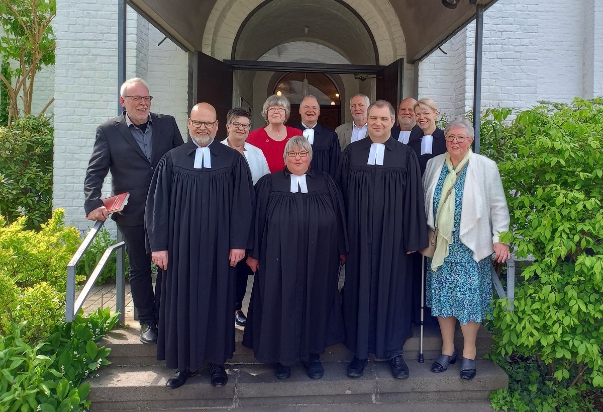 Pfarrer Stefan Turk, stellvertretende Skriba Pfarrerin Kirsten Galla, Pfarrer Martin Gbler und stellvertretende Synodallteste Hildburg Marie Thomas (1. Reihe v. l.) im Kreis der Mitwirkenden. (Foto: Kirchenkreis)