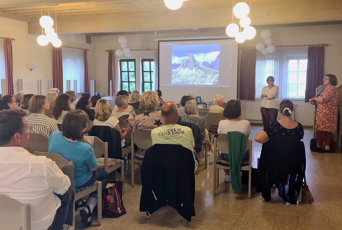 Groes Interesse bestand an der Lesung von Vera Apel-Jsch aus ihrem Buch zur Alpenberquerung. (Foto: Kreis-vhs Westerwald/Martina Lhr)