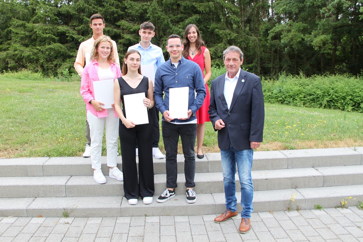 Hintere Reihe v.l.: Samuel Schneider, Lukas Krebs, Michelle Schlag. Vordere Reihe v.l.: Annalena Fischer, Alisa Weyer, Collin Goldhausen und Landrat Achim Schwickert. (Foto: Pressestelle der Kreisverwaltung / Carolin Faller)