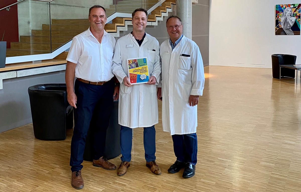 Gratulieren Prof. Dr. Carsten Maik Naumann (Mitte) zum 10-jhrigen Jubilum am "da Vinci-Operationssystem": Gnter Iking (links) und Dr. Claus Schneider. (Foto: Sarah Wallpott)