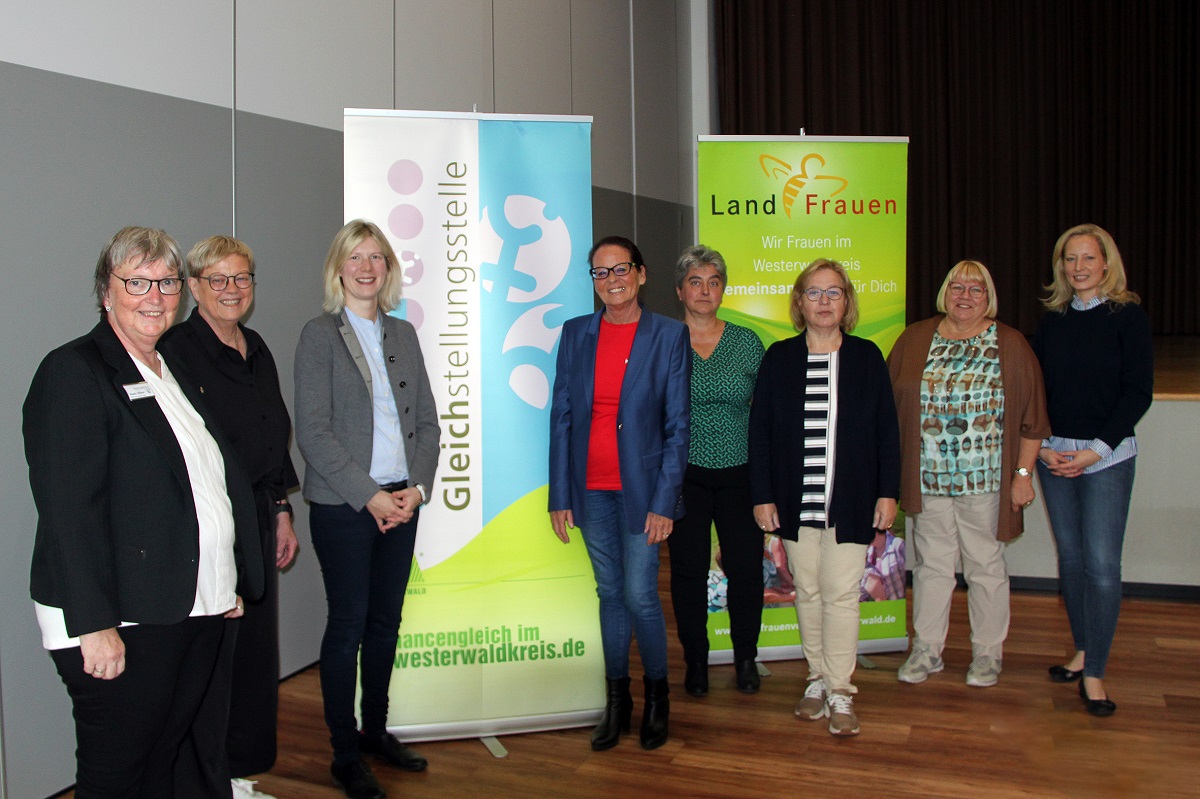 Sie wollen gemeinsam mehr Frauen fr die Politik begeistern (v.l.n.r): Beate Ullwer (Gleichstellungsbeauftragte des Westerwaldkreises), Eva Ehrlich (ea. Beigeordnete), Jenny Gro (MdL), Sylvia Bijou-Schwickert (Beigeordnete), Marina Schrder (Moderatorin), Birgit Schmidt (Brgermeisterin), Gudrun Franz-Greis (Vorsitzende des Landfrauenverbandes Westerwald) und Katharina Schaffrin-Gros (Verbandsgemeinderatmitglied). (Foto: Kreisverwaltung / Carolin Faller)