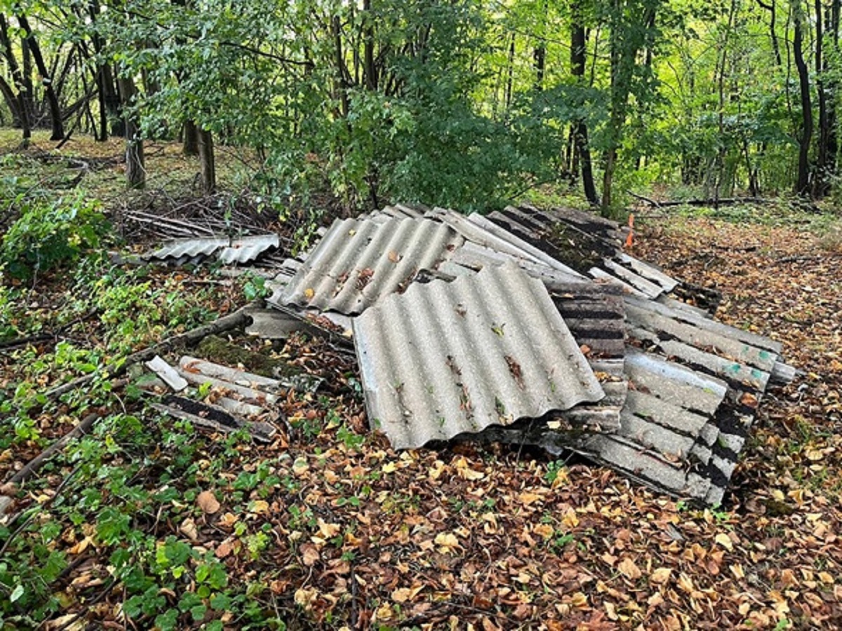Unter anderem asbesthaltige Wellplatten wurden illegal unterhalb des Moorsberg-Stadions entsorgt. (Foto: Zirfas, Kriminalpolizei Montabaur)