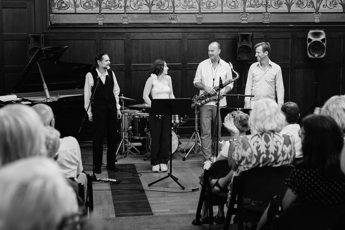 Superstition und viele andere Hits werden von der Sngerin und den drei Musikern auf besondere Weise interpretiert. (Foto: Luca Phil Franze)