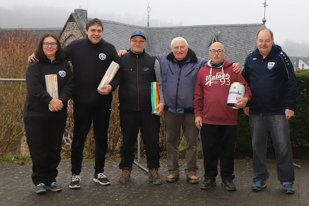 Die Zweitplatzierten des Kruppball Kleinmaischeid mit Christine Bellmann, Jrg Zimmermann und Mario Kovacs sowie des Siegerteams der DJK Betzdorf mit Montuori Antonio, Attianese Franco und Zimmermann Christoph. Fotos: CZ
