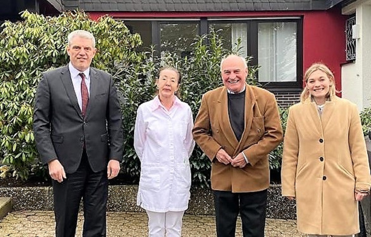 Von links: Guido Wernert (Geschftsfhrer MVZ Dierdorf/Selters), Dr. Sigrid Palko, Rolf-Peter Leonhardt (Vorsitzender des MVZ-Verwaltungsrates) und Vanessa Weldert (MVZ-Koordination). (Foto: KHDS)