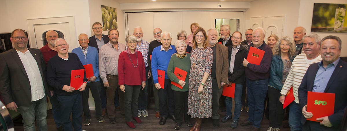 Die Jubilarinnen und Jubilare, in der Mitte Landtagsfraktionsvorsitzende Sabine Btzing-Lichtenthler mit der fr 65 Jahre SPD-Mitgliedschaft geehrten Erika Vogtmann. Foto: Wolfgang Tischler 