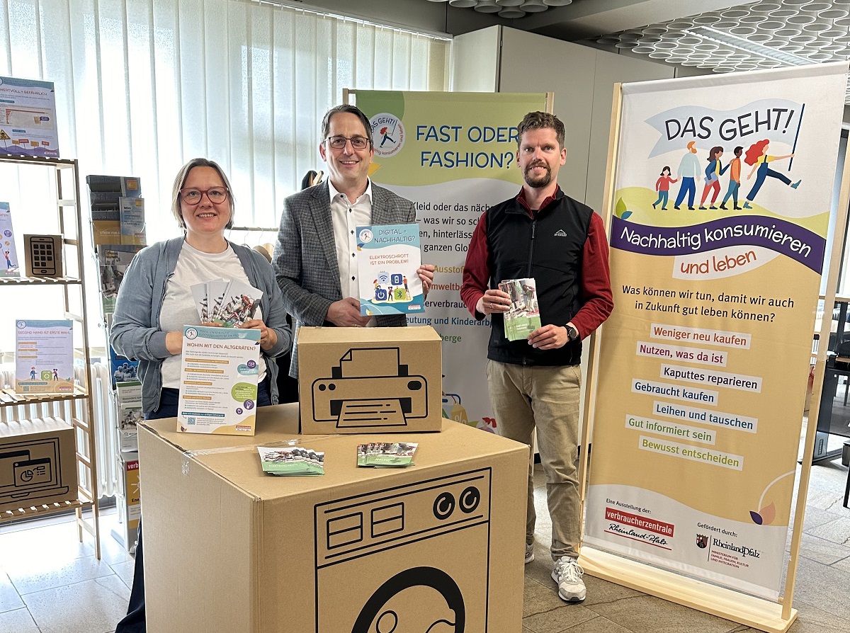 Freuen sich ber die gemeinsame Kooperation und die Ausstellung im Rathaus der Verbandsgemeinde Selters (von links): Ruth Preywisch (Verbraucherzentrale RLP), Oliver Gtsch (Brgermeister), Thomas Siry (Klimaschutzmanager). (Foto: privat)