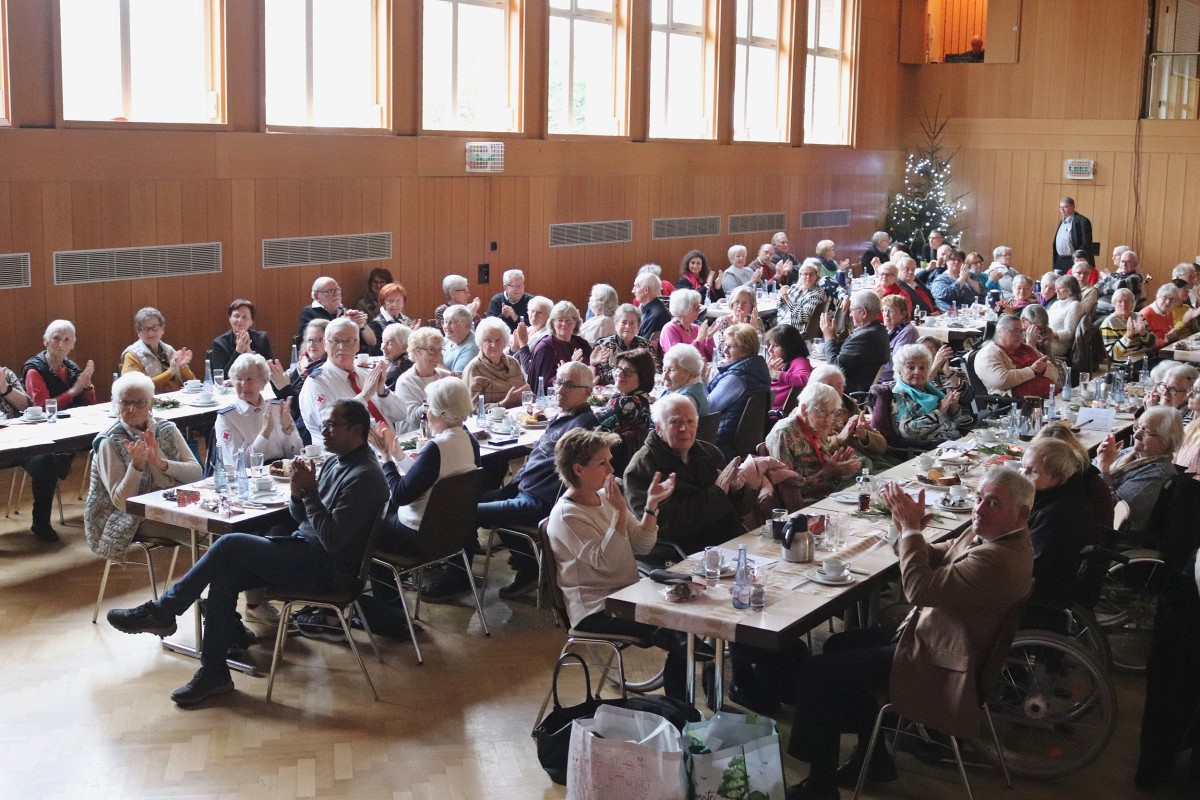Sehr gut besetzte Tischreihen bei der Adventsfeier fr Senioren der Stadt Selters. Das neue Konzept berzeugt. (Fotos: Rita Steindorf)