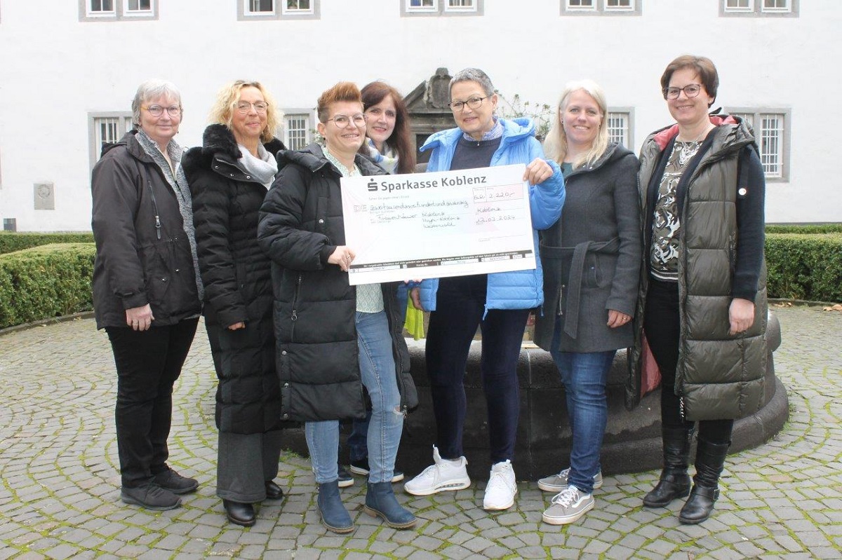 Die Spende in Hhe von 2.220 Euro wurde stellvertretend an den Frderverein des Frauenhauses Koblenz bergeben. (Foto: Stadtverwaltung / Golly)