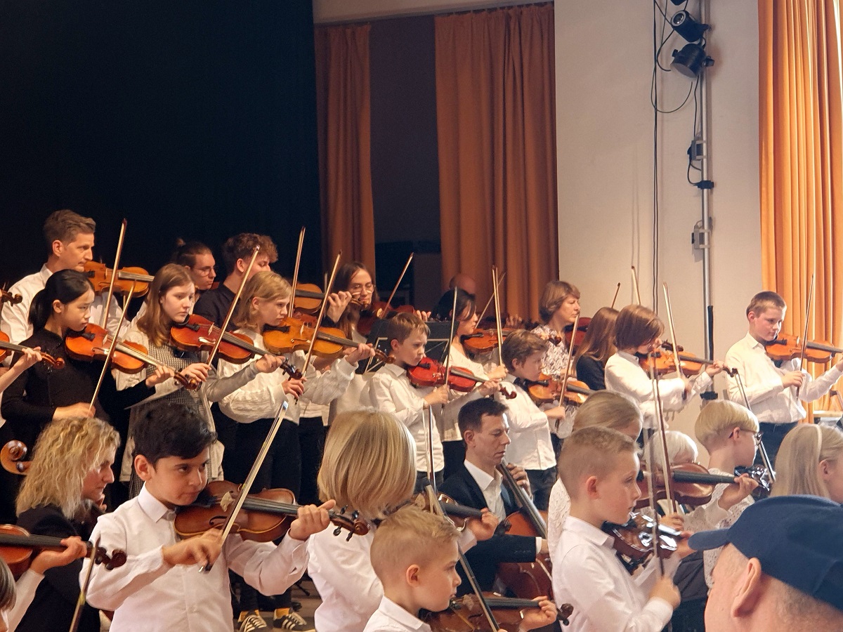 Die Jungen Streicher ernteten bei ihrem Konzert in Montabaur groen Applaus. (Foto: Christian Gansemer)